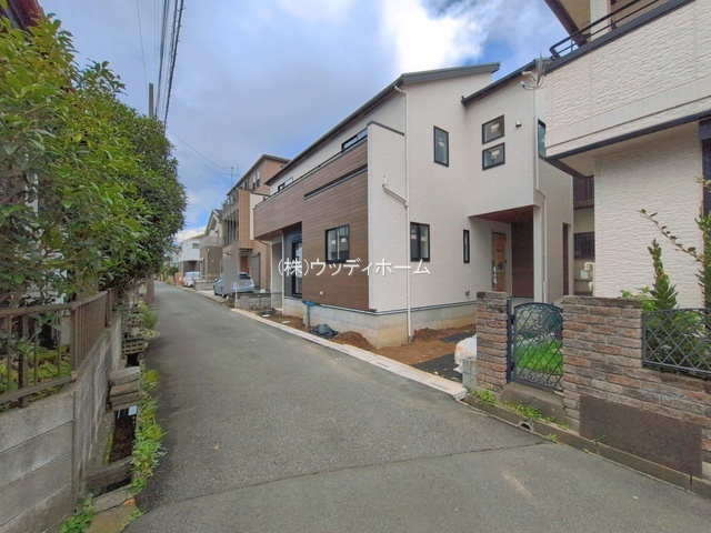 越谷市蒲生東町2期　新築一戸建ての前面道路含む現地写真
