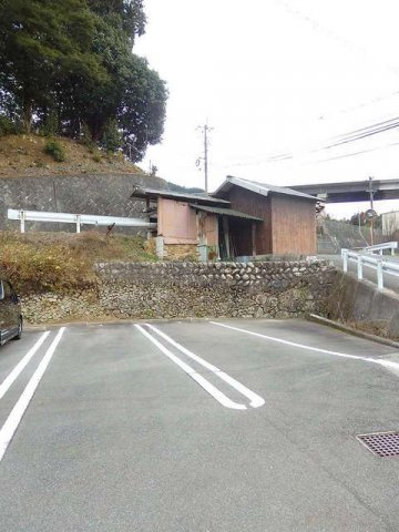 アルバーダの駐車場|車をお持ちの方に嬉しい駐車場付きの物件です