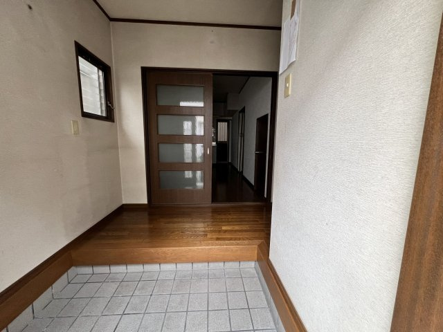 淀川区塚本６丁目　中古戸建の玄関|ゆったりとした玄関です