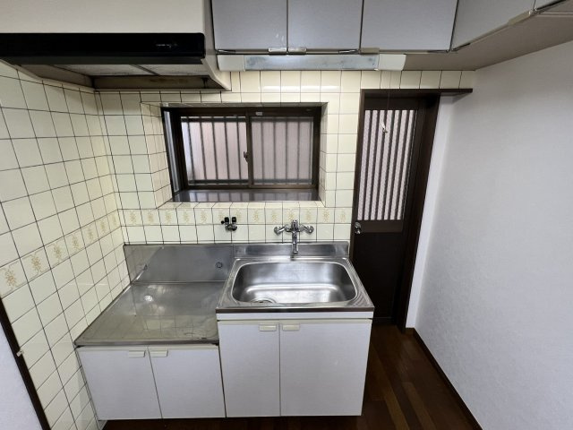 淀川区塚本６丁目　中古戸建のキッチン|コンパクトなキッチンで掃除もラクラク