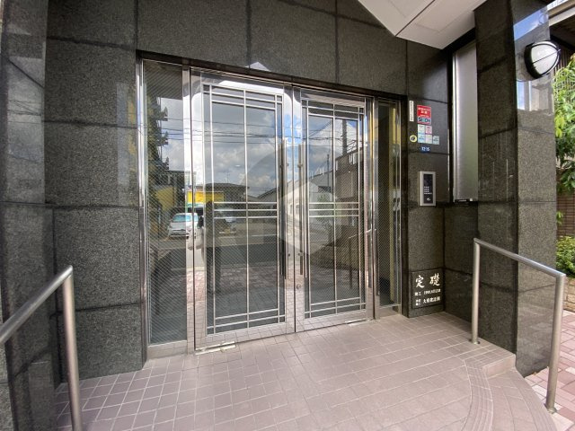 東大阪市川俣１丁目の賃貸マンションのエントランス