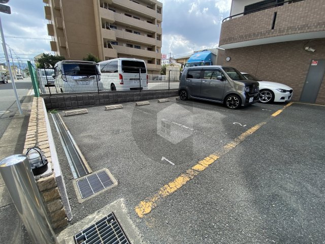 東大阪市川俣１丁目の賃貸マンションの駐車場