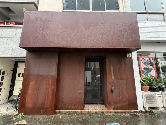 IMAEDA連尺町ビルのエントランス