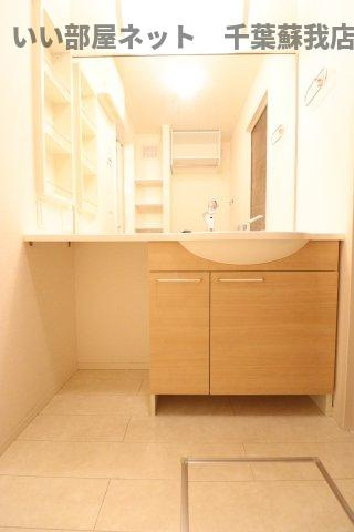 フォレスタ　レザイアの洗面所|椅子をしまえてメイクも出来る大きな洗面台！
