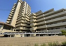グランディア土居田の外観|伊予鉄道郡中線「土居田」駅から徒歩5分の便利な場所に位置する、地上15階建てのマンションです。