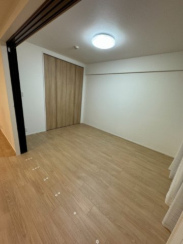 グランディア土居田の洋室|リビングに隣接する洋室。扉を開放することで一体感のある空間として利用可能。（令和6年10月頃撮影）