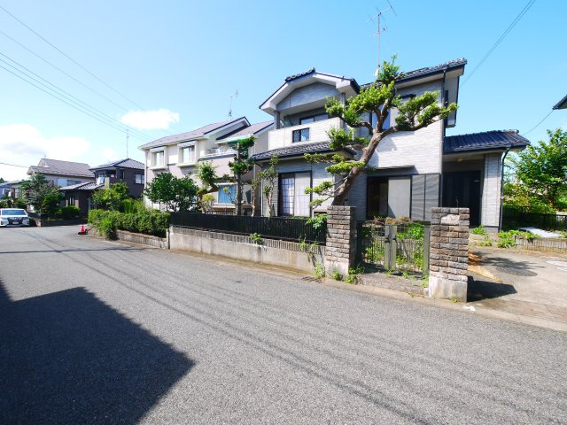 八街市八街ろ　中古戸建の前面道路含む現地写真|内装リフォーム令和8年9月 JR総武本線榎戸駅徒歩約11分 スーパーセイミヤ徒歩約9分 閑静な分譲地