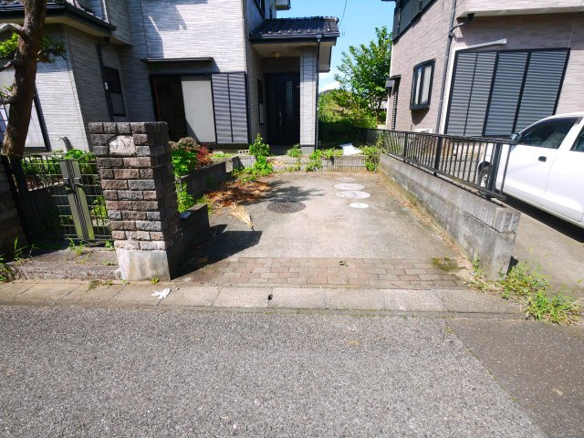 八街市八街ろ　中古戸建の駐車場|内装リフォーム令和8年9月 JR総武本線榎戸駅徒歩約11分 スーパーセイミヤ徒歩約9分 閑静な分譲地