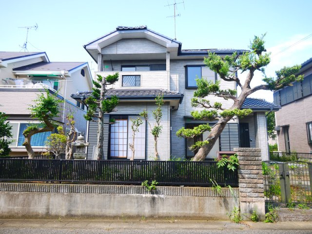八街市八街ろ　中古戸建の外観|内装リフォーム令和8年9月 JR総武本線榎戸駅徒歩約11分 スーパーセイミヤ徒歩約9分 閑静な分譲地
