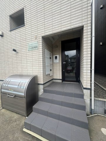 千葉市中央区蘇我１丁目のアパートのエントランス