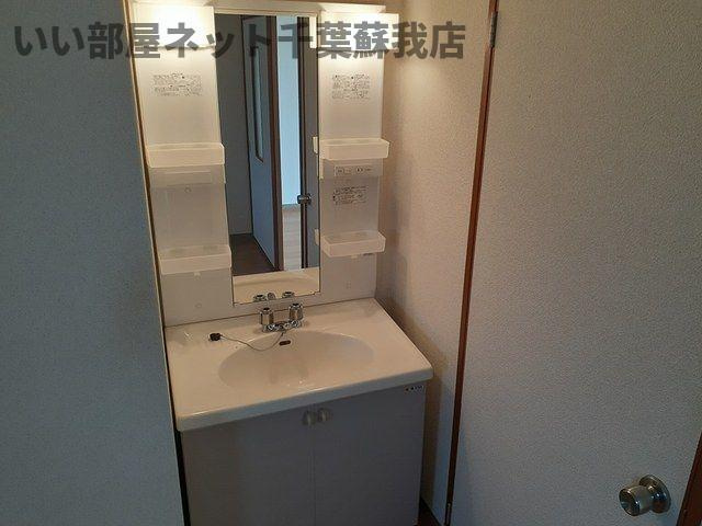 ピュアシャルム56の洗面所|明るい洗面所です