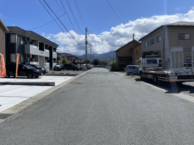 【前面道路含む現地写真】 | 【新築分譲住宅】山形市南館西　2棟 | 【Frontal road】
忙しく過ぎゆく日常を忘れ去るほど、ゆったりした時間が流れる住環境。『快適』は「家」と「街」と「環境」が調和した時に訪れることだと改めて感じさせてくれます。