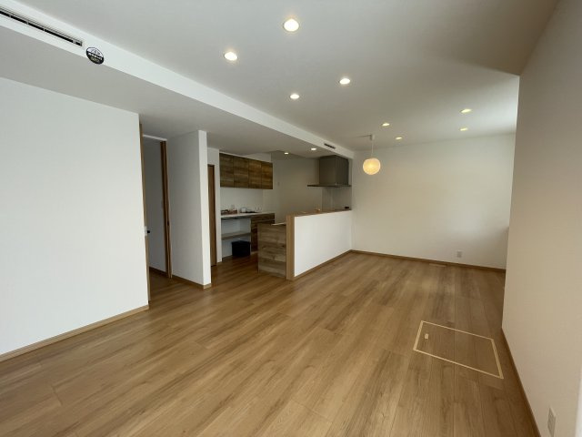 【居間・リビング】 | 【新築分譲住宅】山形市南館西　2棟 | 光が溢れ、風も溢れ、居心地のよい住空間、自然体で過ごせる住空間にリビングを。それは住むというシンプルなカタチをどこまでも追求してきた結果です。新築の厳かな居住性を身体全体で感じられます。