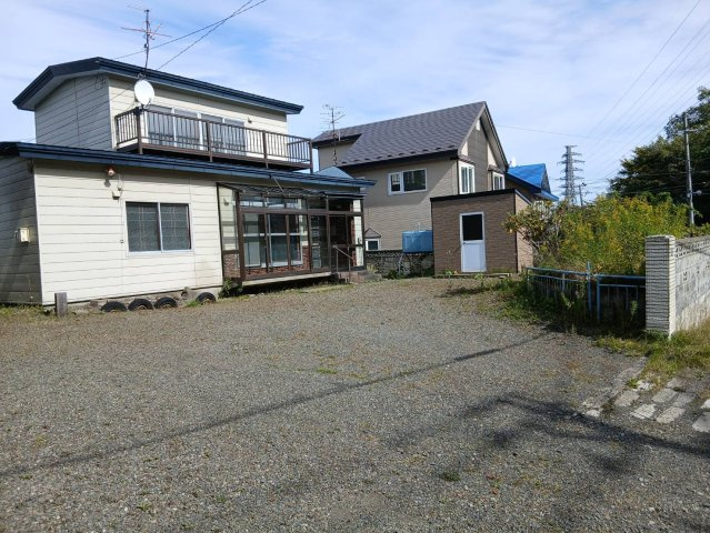 緑ケ岡6丁目【68坪のゆとりある敷地が700万円！】嬉しい解体更地渡しの外観|南西向きで日当たり良好！青空が広がる開放的な立地。