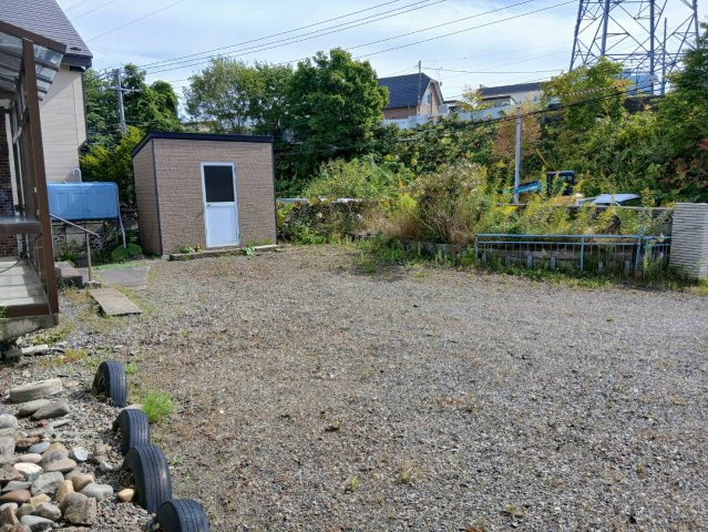 緑ケ岡6丁目【68坪のゆとりある敷地が700万円！】嬉しい解体更地渡しの外観|便利な物置付き！たくさんの荷物もすっきりと収納できます。
