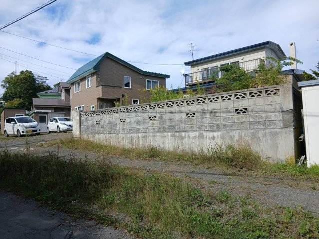 緑ケ岡6丁目【68坪のゆとりある敷地が700万円！】嬉しい解体更地渡しの前面道路含む現地写真|幅員13.6mの前面道路！お車のすれ違いもスムーズに。