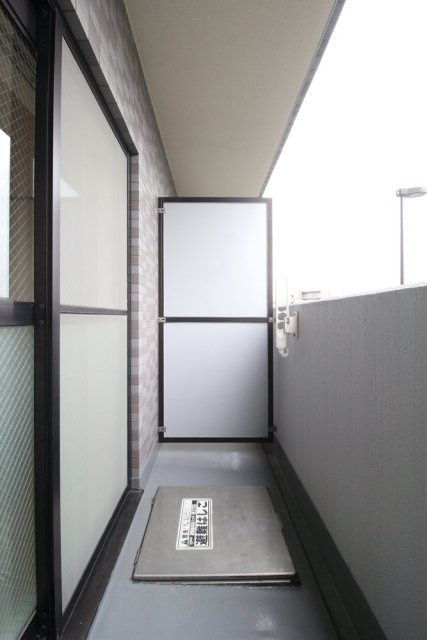 スカイコート世田谷用賀のバルコニー|外からの目が気にならないバルコニーで洗濯物が干せます