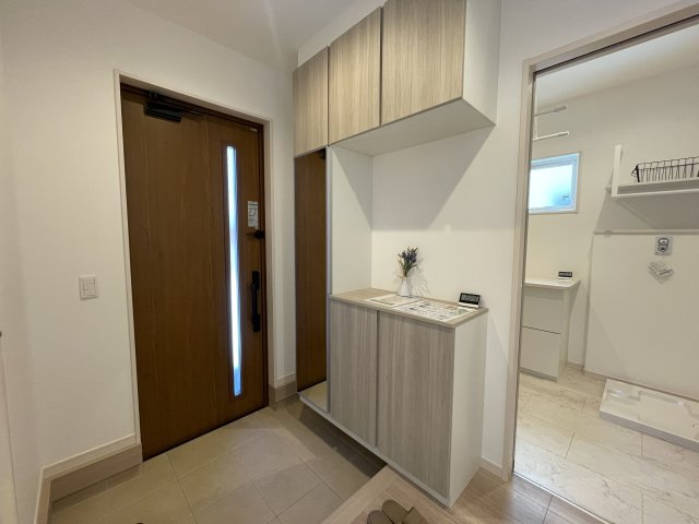 【玄関】 | 【新築分譲住宅】山形市南館西　2棟 | お客様をお迎えする玄関は落ち着いた雰囲気。洗練されたテイストの空間に迎えられ誇りと喜びを感じられます