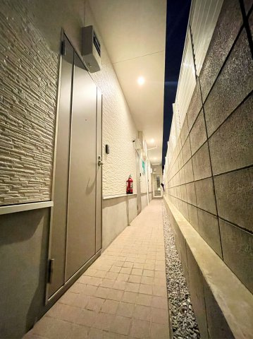 新宿区西落合３丁目のアパートの玄関
