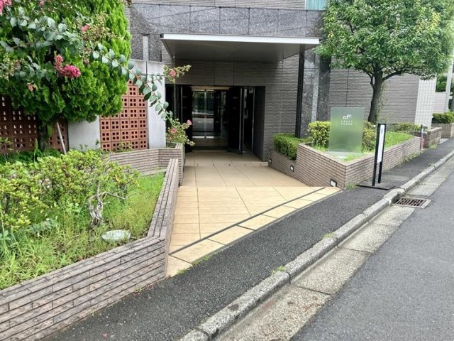 クレストフォルム横浜平沼のエントランス|落ち着いたエントランスです