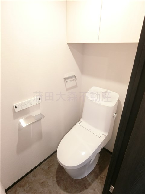 HILLTOP南蒲田(ヒルトップミナミカマタ)のトイレ|棚収納と温水洗浄便座付きトイレ　