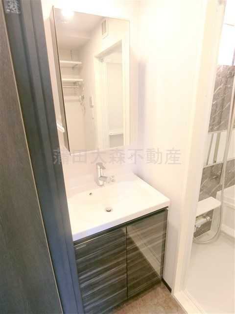 HILLTOP南蒲田(ヒルトップミナミカマタ)の洗面所|洗面脱衣所　独立洗面台と棚収納付の洗濯機置き場