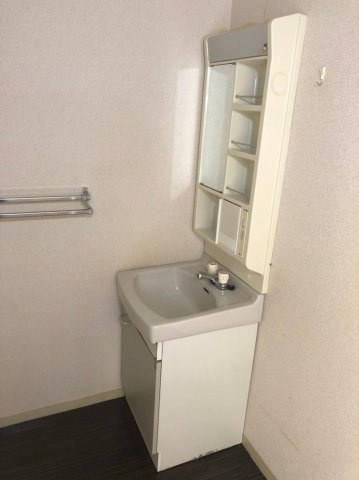 シャルマンハイツイズミの独立洗面台|独立洗面台、小物を置くことができて便利です