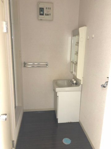 シャルマンハイツイズミの洗面所|ゆったりとスペースのある洗面所