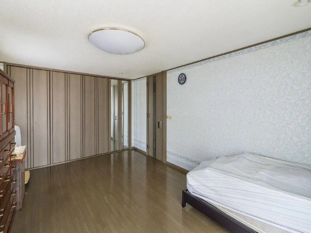 中古戸建　神戸市東灘区魚崎西町4丁目の収納|２階寝室約12.6帖のクローゼット収納