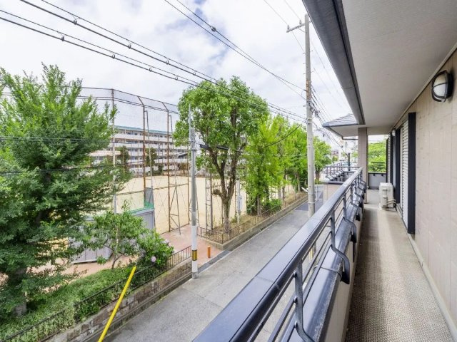 中古戸建　神戸市東灘区魚崎西町4丁目のバルコニー|洋室3部屋を行き来出来る南向きワイドバルコニー。目の前の公園が一望できます。