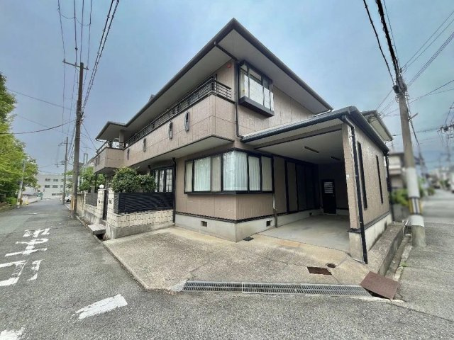 中古戸建　神戸市東灘区魚崎西町4丁目の駐車場|天候を気にせず出し入れできるビルトインガレージ付き。2台駐車可能です。（車種による）