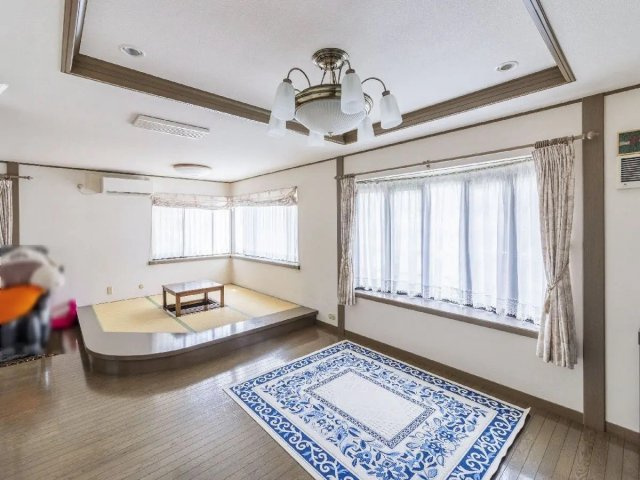 中古戸建　神戸市東灘区魚崎西町4丁目の居間・リビング|1階広々LD約23.1帖の一角には小上がりの畳コーナーございます。
