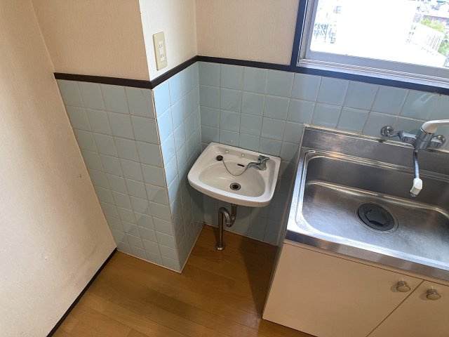 二葉マンションの洗面所|小さい洗面台付き