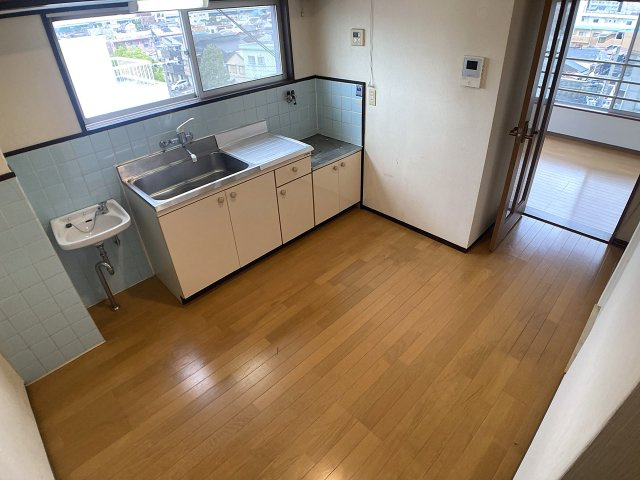 二葉マンションの居間・リビング|窓付で日当たり良好のダイニング