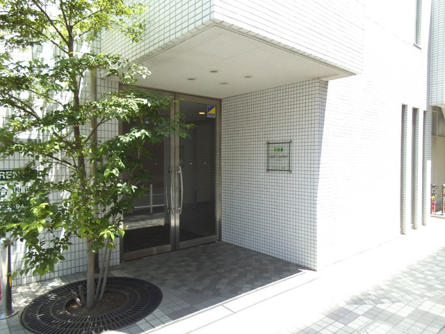 リーフコンフォート赤羽のエントランス|植栽もあり、キレイなエントランス☆