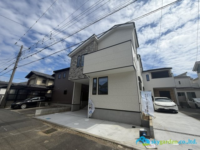 平塚市達上ヶ丘2期　新築戸建　全2棟1号棟の前面道路含む現地写真