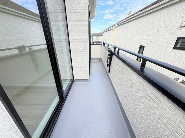 八潮市鶴ケ曽根　新築戸建　全3棟　A号棟のバルコニー|南向きバルコニーにて陽当り良好