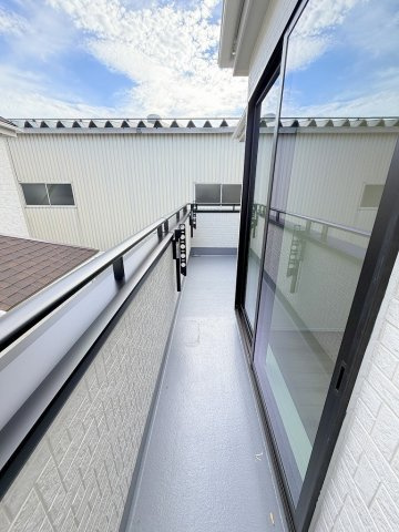 八潮市鶴ケ曽根　新築戸建　全3棟　A号棟のバルコニー|南向きバルコニーにて陽当り良好