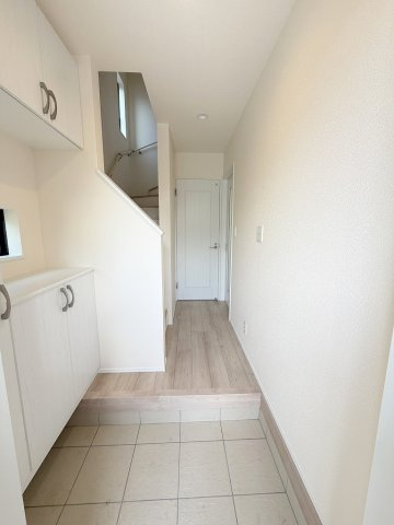 八潮市鶴ケ曽根　新築戸建　全3棟　A号棟の玄関|玄関から見た室内写真です