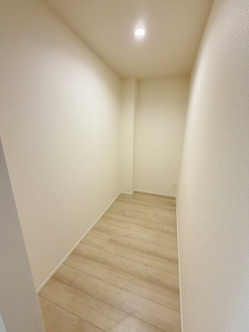 八潮市鶴ケ曽根　新築戸建　全3棟　A号棟の収納|キッチン裏に便利なパントリー！食品や日用品のストックに大活躍
