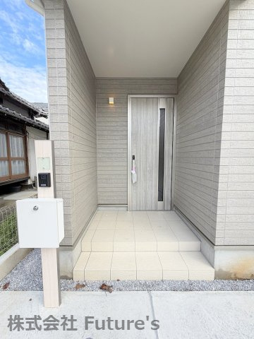 八潮市鶴ケ曽根　新築戸建　全3棟　A号棟のエントランス|玄関アプローチの写真です