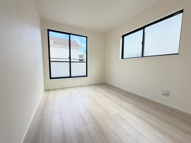 八潮市鶴ケ曽根　新築戸建　全3棟　A号棟の洋室|バルコニーに面した明るい洋室6帖・主寝室としていかがでしょう