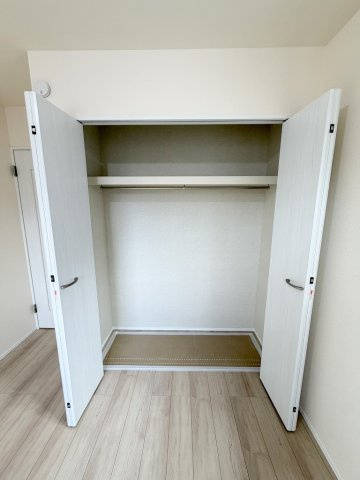 八潮市鶴ケ曽根　新築戸建　全3棟　A号棟の収納|大切な衣類を収納できるクローゼット完備