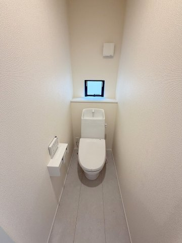 八潮市鶴ケ曽根　新築戸建　全3棟　A号棟のトイレ|2階のトイレです