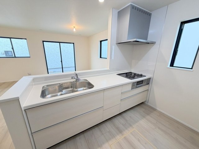 八潮市鶴ケ曽根　新築戸建　全3棟　A号棟のキッチン|会話の弾む対面システムキッチンです