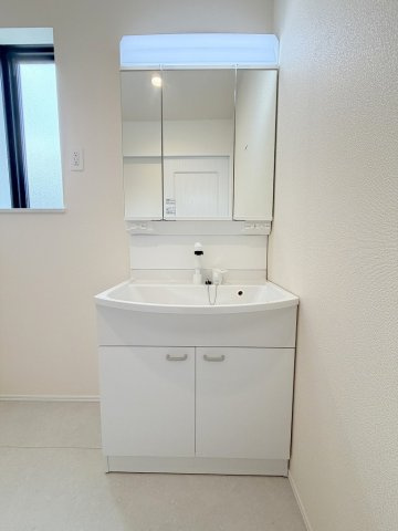 八潮市鶴ケ曽根　新築戸建　全3棟　A号棟の独立洗面台|三面鏡付きシャワードレッサーで朝の準備も快適