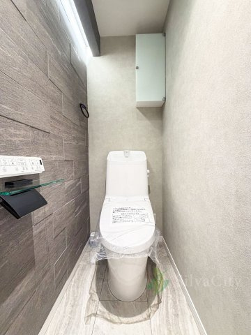 代々木いずみマンションのトイレ|温水洗浄便座を備えたトイレ。リノベーションにより一新された、清潔感のある空間です。
