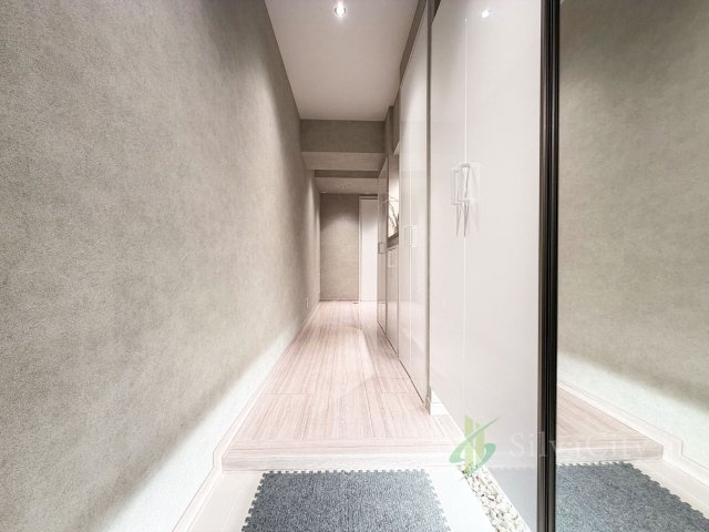 代々木いずみマンションの玄関|住まいの第一印象となる玄関スペース。収納を備え、靴や小物を整理しやすい設計です。