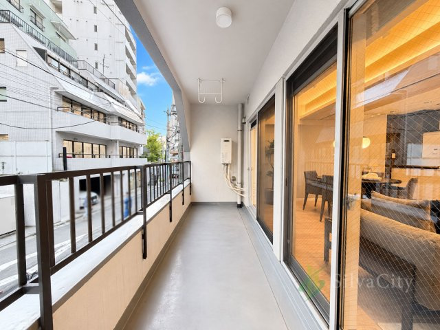 代々木いずみマンションのバルコニー|LDKに面したバルコニー。室内からスムーズに出入りでき、住まいに開放感をもたらします。