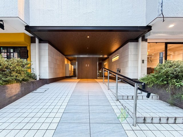 代々木いずみマンションのエントランス|建物内へと続くエントランスアプローチ。実際の建物への動線や周辺の雰囲気もご確認いただけます。